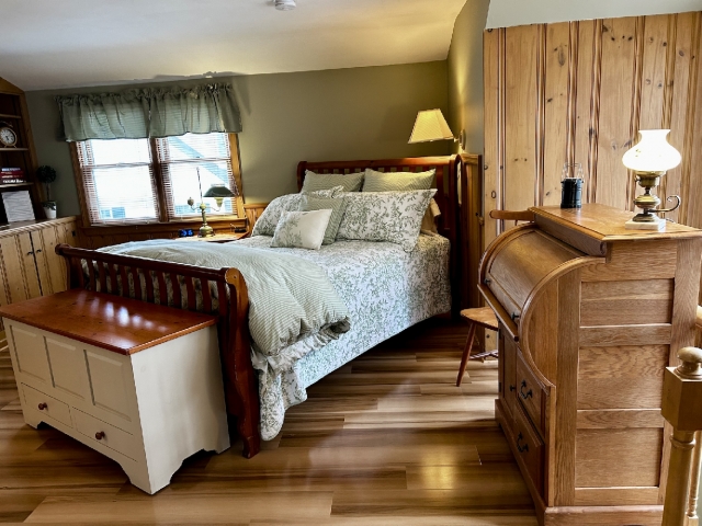 The Gorman Standard Room Queen Bed and Desk