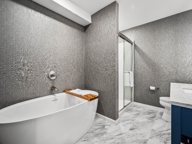 Soaker spa tub in Lakeview Balcony King Rooms