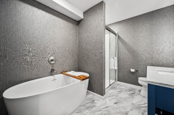 Soaker spa tub in Lakeview Balcony King Rooms