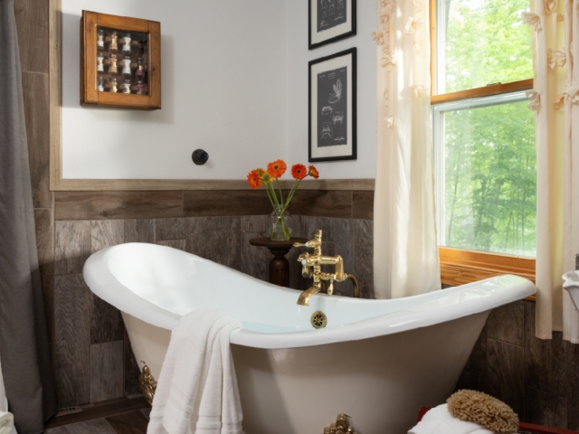 claw foot tub in guestroom bath