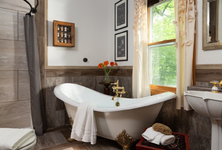 claw foot tub in guestroom bath