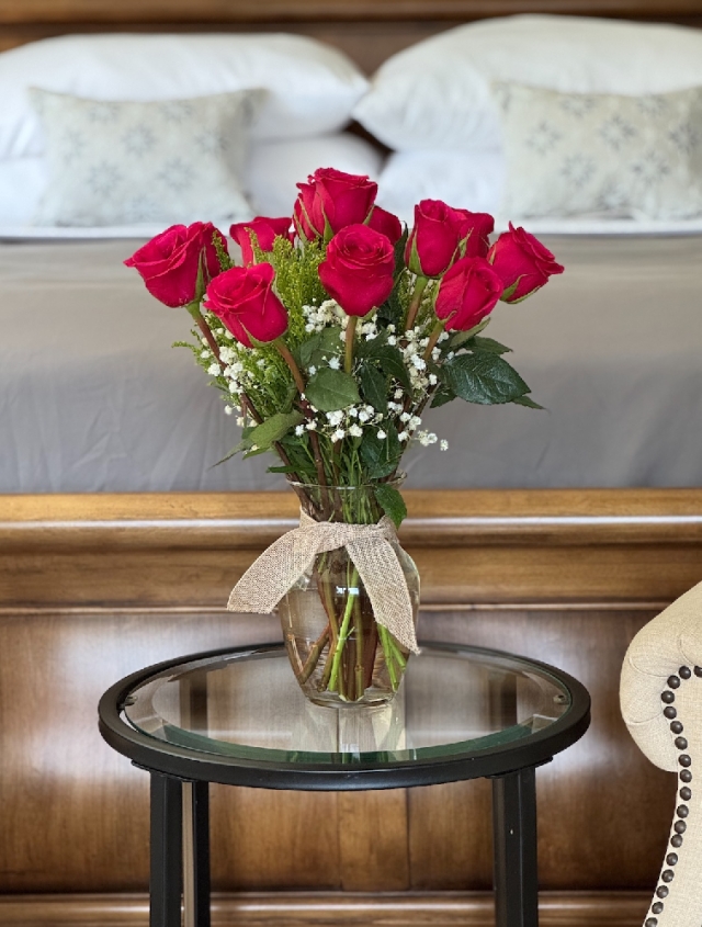 Bouquet of a Dozen Fresh Roses