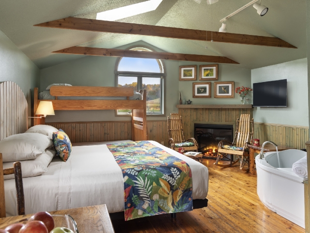 The Cottage room with bed, whirlpool and fireplace