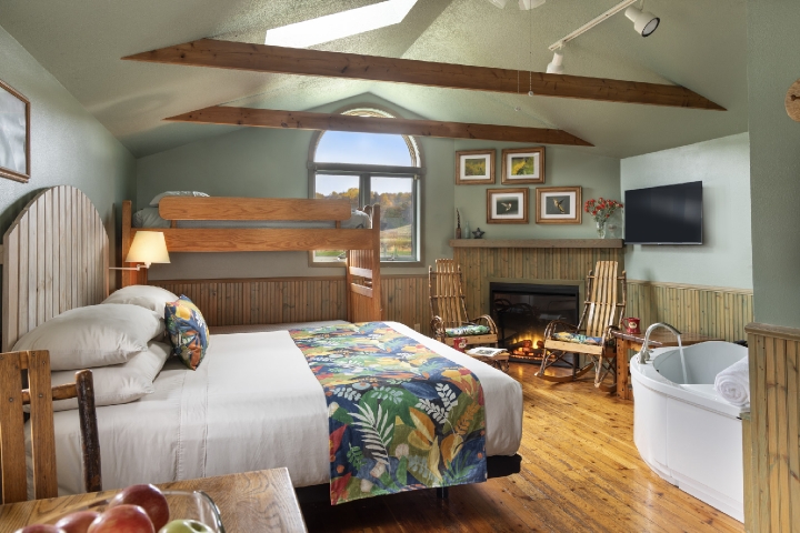 The Cottage room with bed, whirlpool and fireplace