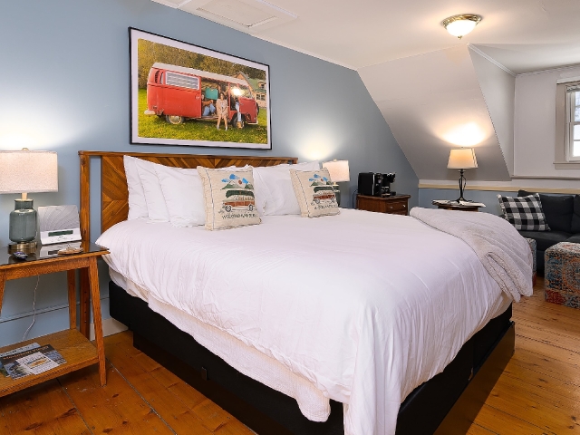 king bed with art in Sterling Mountain room