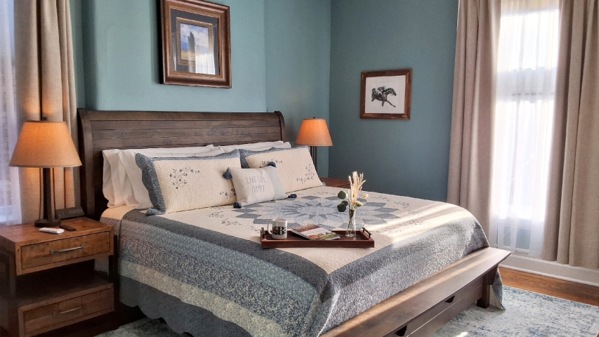 Saratoga Suite with a king sized bed