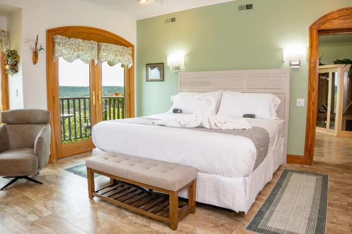 Vineyard View Premium Spa Suite