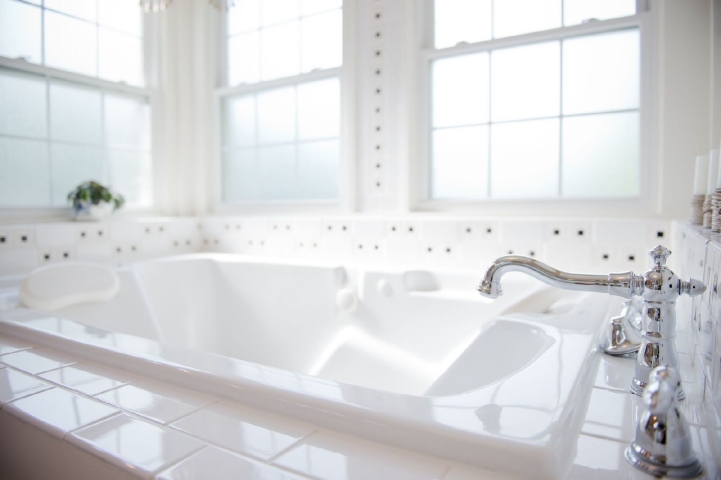 The massive air whirlpool bubble massage tub in the Somewhere in Time large bathroom.