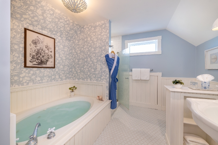 Bathroom with whirlpool tub