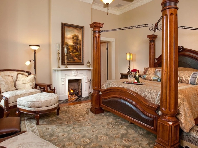Guestroom with poster bed