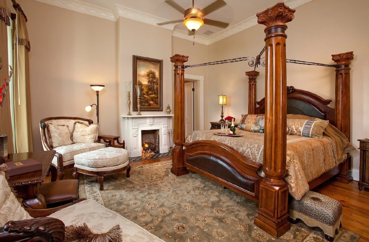 Guestroom with poster bed
