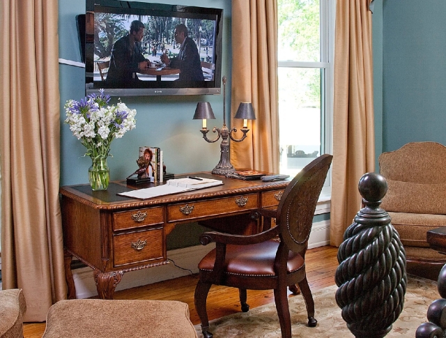 desk in guestroom
